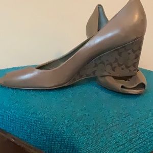NWT Coach brown peep tow pumps 8.5 damaged